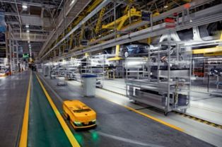 奔馳商務考察 參觀奔馳汽車工廠總裝線